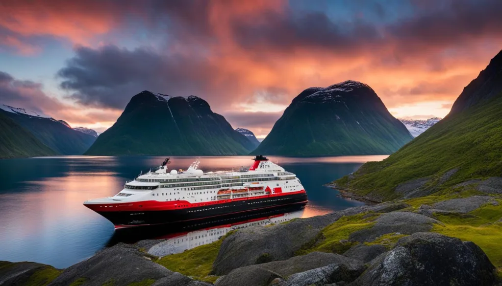 Hurtigruten Schiffsreise Norwegen Fjorde Tierwelt Polarlichter